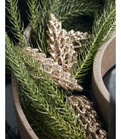 House Doctor julekogler er perfekte som pynt med gran og andre julekugler i en dekoration