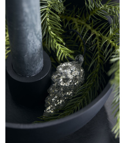 Tilføj stil og elegance til juledekorationen med de smukke julekogler med sølvglimmer