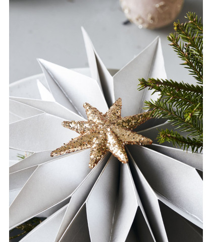 Lav den perfekte juledekoration med en flot julestjerne fyldt med guldglimmer
