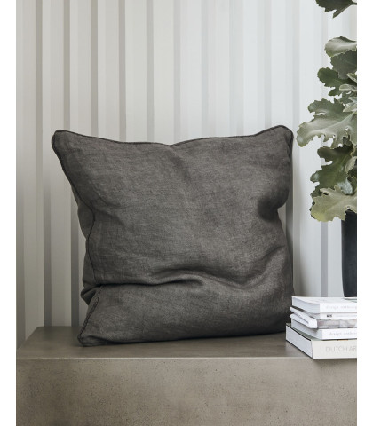 House Doctor pudebetræk i en skøn mørkegrå farve i en lækker bomuldshør. Den perfekte og hyggelige sofapude til stuen.