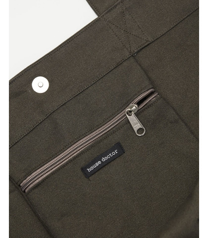 Skøn og praktisk shoppingbag fra House Doctor i en flot armygrøn farve. Taske med minimalistisk udseende