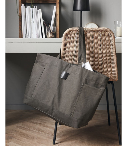 Din nye favorittaske i en flot armygrøn farve. Shopping bag med gode lommer og en lynlåslomme til nøglerne.