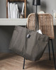 Din nye favorittaske i en flot armygrøn farve. Shopping bag med gode lommer og en lynlåslomme til nøglerne.