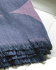 Et stilfuldt mønster i rolige lilla farver. Det perfekte tæppe der kan hænge over stolryggen