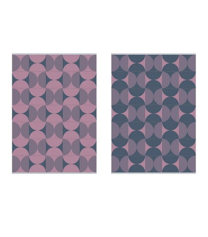 Loop tæppet med samme grafiske mønster på begge sider, men med skift af farver