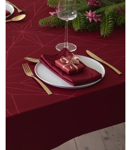 Dæk det smukkeste julebord med den flotte damask juledug fra Novoform Design - juledug med mønster af julestjernen.