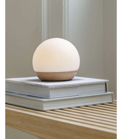 Spred hygge i indretningen med en genopladelig bordlampe i tidsløst design. Spring Snowball i enkelt look