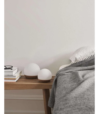 Genopladelig bordlampe som er ideel til hyggelig belysning på børneværelset. Spring Snowball fra Spring Copenhagen.