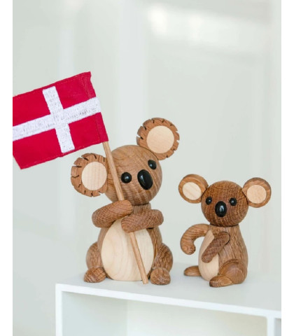 Den perfekte gave til en festlig anledning. Koala bjørn i træ med et flag i armene.