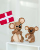 Den perfekte gave til en festlig anledning. Koala bjørn i træ med et flag i armene.