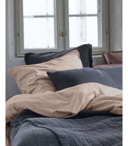 Åndbart sengetøj med ekstra længde. By Nord sengetøj i en skøn varm jordfarve. Ensfarvet sengesæt