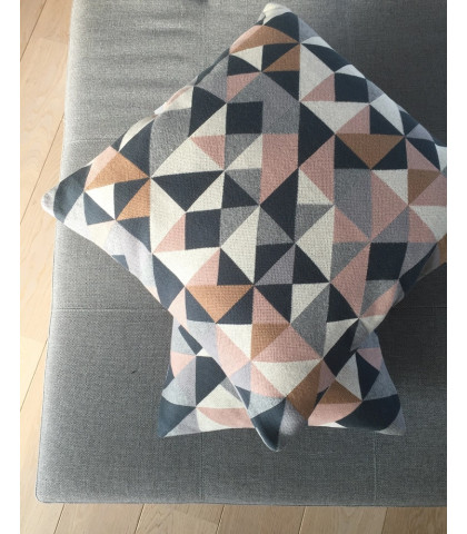 Blød og lækker sofapude. Strikket pude med triangle mønster og lækkert farvemix i rolige farver. By Lohn strikket pude.
