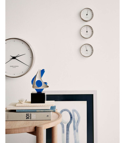 Termometer med hvid baggrund og stålkant. Smukt og stilfuldt design fra Henning Koppel.