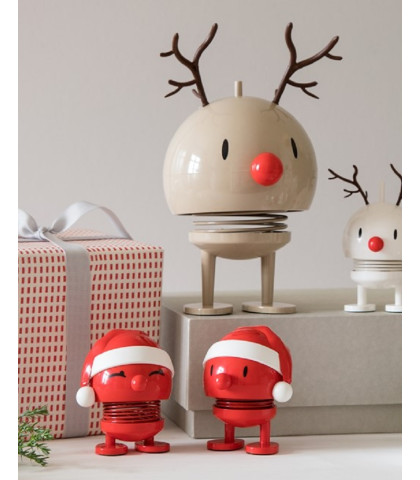 Hyggeligt og stilfuldt julepynt  fra Hoptimist. Røde Hoptimister med røde nissehuer - pak med 2 jule Hoptimister