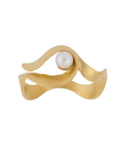 Feminin og elegant fingerring med perle. Ocean Wave ring fra Pernille Corydon med ferskvandsperle.