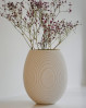 Vasen som fanger øjets opmærksomhed. Stilfuld og skulpturel vase i hvid porcelæn med unikke detaljer