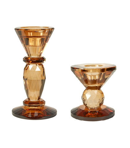 Stilfulde og moderne glaslysestager i en flot amber-farve. Sæt med 2 stk. Speedtsberg glaslysestager med fine detaljer.