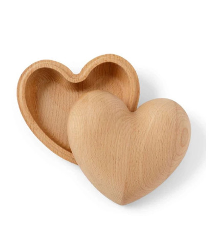 Smuk hjerteskål lavet af bøgetræ. Skål designet af Mencke & Vagnby