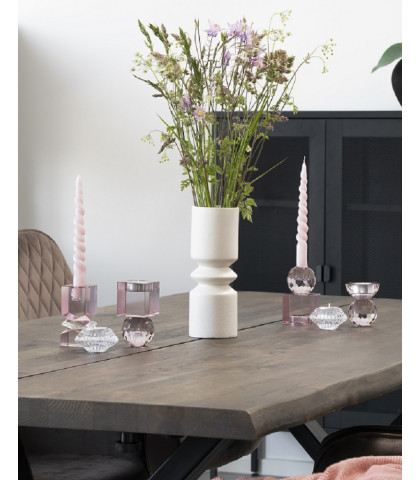 Indret med stil i dit hjem. Tilfør lidt elegance med en smuk lysestage i glas. House Nordic glaslysestage