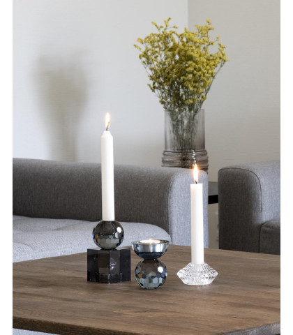 Spred hygge i indretningen med flere lysestager på sofabordet. Mix gerne både farver og designs på dine glaslysestager.