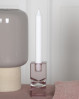 Rosafarvet glaslysestage med et smukt og dekorativt design. Moderne lysestage i farvet glas.
