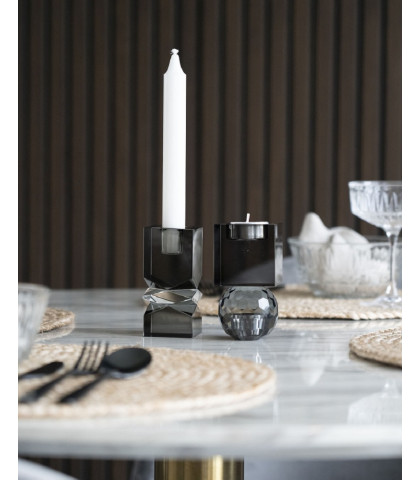 Lav det perfekt opdækkede middagsbord og style med et par smukke og elegante House Nordic glaslysestage i farven smoked.