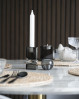 Lav det perfekt opdækkede middagsbord og style med et par smukke og elegante House Nordic glaslysestage i farven smoked.