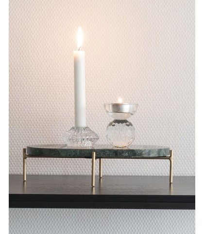 Meget smuk opstilling med et par lysestager ovenpå marmorbakken fra House Nordic