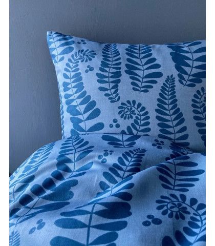Skøn blåt sengetøj med det fineste mønster af store bregneblade. Sengetøj i højkvalitets bomuldssatin