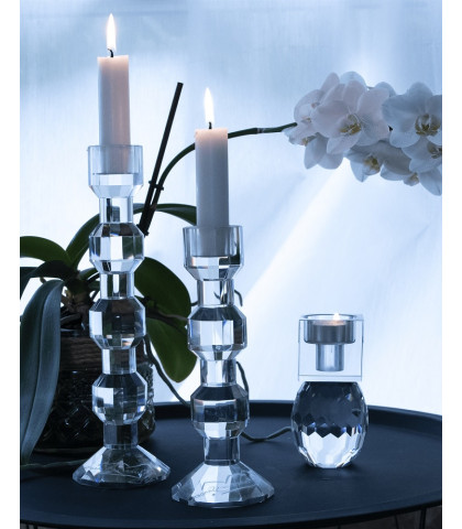 Meget smukt stilleben med lysestager i klart glas - det udstråler elegance og stil til rummet.