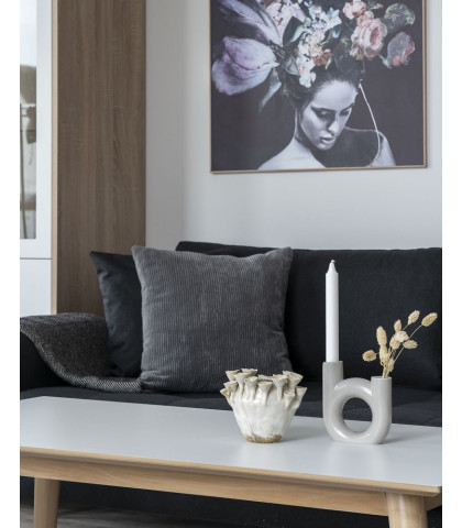 Indret dit hjem med stil og hygge. Den fine råhvide lysestage fra House Nordic spreder god atmosfære i indretningen