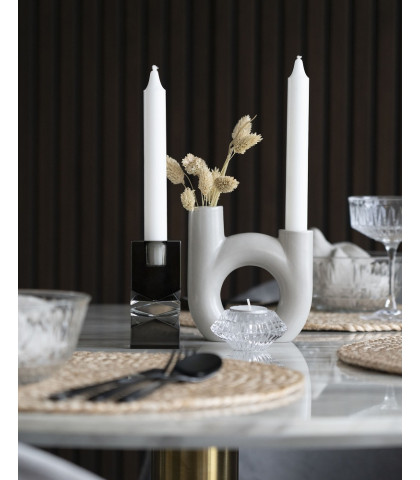 Det perfekte bordpynt på det opdækkede spisebord. House Nordic lysestage med 2 huller - kan bruges både til tørrede blomster eller kronelys