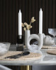 Det perfekte bordpynt på det opdækkede spisebord. House Nordic lysestage med 2 huller - kan bruges både til tørrede blomster eller kronelys