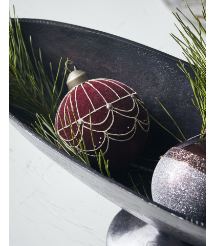 Spred dejlig julestemning med de fine House Doctor julekugler med velouroverflade og glimmermønster