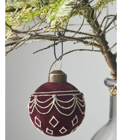 Udsmyk dit juletræ med de fineste julekugler fra House Doctor. Klassisk og smukt julepynt som holder ved.