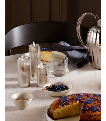 Skab den perfekte stemning på det opdækkede middagsbord med de elegante Bernadotte lysestager i rustfrit stål.