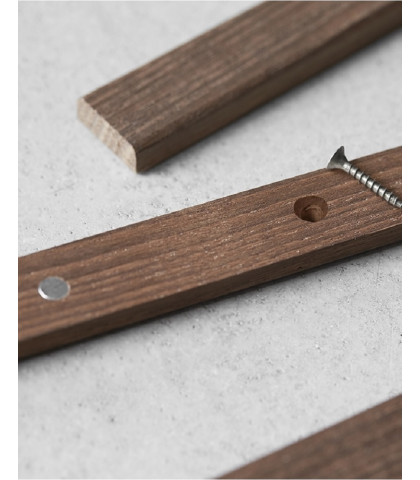 Magnetramme som også kan hænge direkte på væggen uden snor. ChiCura magnetramme i moderne design.