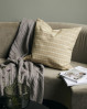 En pude i sofaen spreder dejlig hygge og atmosfære i rummet. Pudebetræk fra House Doctor i stilfuldt design.