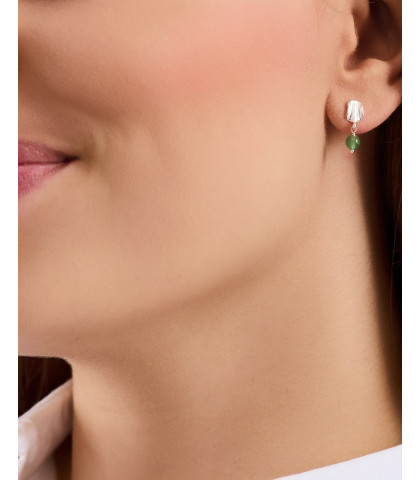 Øreringe som udstråler forår og lyse tider. Elegant og feminin ørering i sølv med en grøn perle