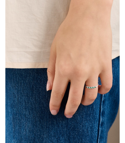 Enkel og feminin fingerring, som symboliserer håb og nye eventyr. Pernille Corydon fingerring med grønne sten.