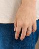 Enkel og feminin fingerring, som symboliserer håb og nye eventyr. Pernille Corydon fingerring med grønne sten.