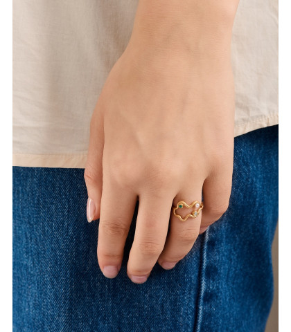 En fingerring som giver en virkelig flot fylde på en elegant måde. Cove fingerring fra Pernille Corydon med sten.