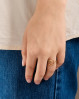 Fingerring som udstråler elegance og passer til dig, der elsker det feminine look. Cove ring fra Pernille Corydon.