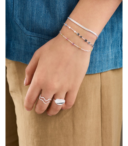 Kombiner gerne flere armbånd og få et personligt look i dine smykker. Armbånd fra Pernille Corydon.