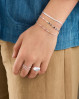 Kombiner gerne flere armbånd og få et personligt look i dine smykker. Armbånd fra Pernille Corydon.