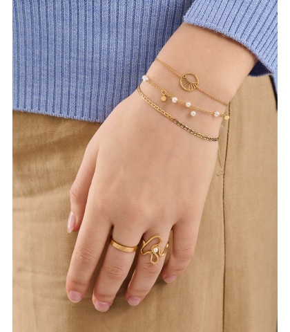 Kombiner gerne flere armbånd og skab dit personlige look med smykkerne fra Pernille Corydon.
