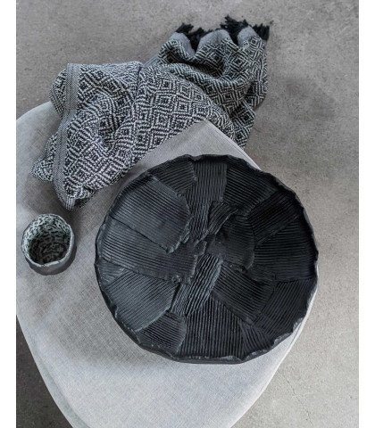 En skål som kan bruges som et kunstværk på bordet eller skænken. Patch Bowl fra Mette Ditmer.
