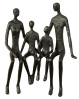 Metalfigur der kan sidde på kanten af hylden eller reolen. Speedtsberg metalfigur med familie.