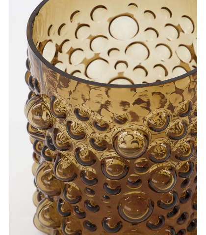 Giv indretningen en skøn og uformel stemning med den flotte amber farvede House Doctor vase.