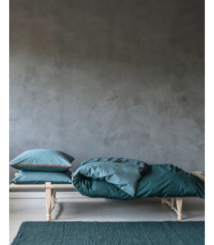 Åndbart sengetøj i en lækker percalevævning. Tosidet Mette Ditmer sengetøj i en flot pine green farve.